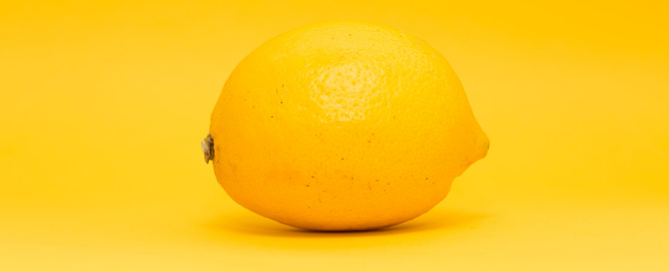 Bere acqua tiepida e limone al mattino: ecco 5 motivi per cui farlo|