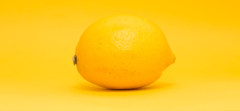 Bere acqua tiepida e limone al mattino: ecco 5 motivi per cui farlo|