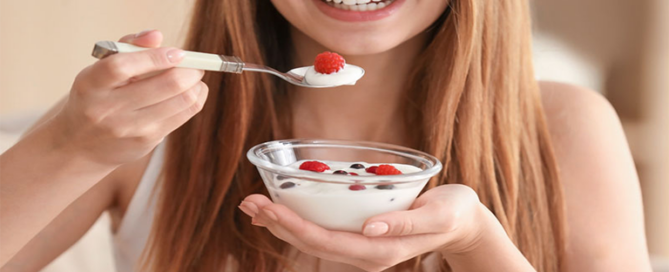 Perché mangiare lo yogurt durante la dieta e quale scegliere|